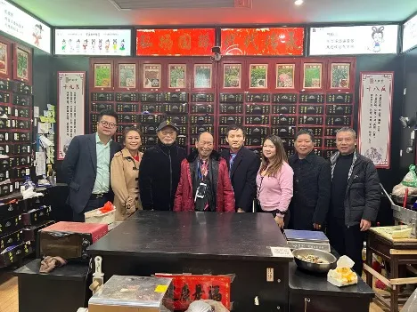 Mingping Huang dan Zhu Rongbin di paviliun medis