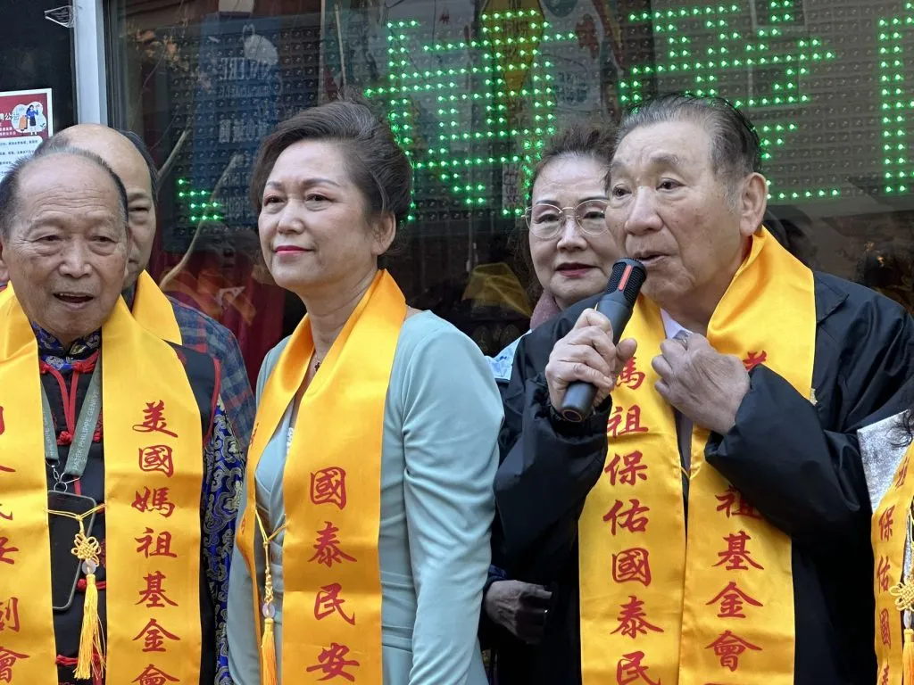 Mingping Huang [黄明萍] di Kuil Mazu di Flushing, Amerika Serikat