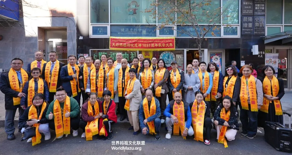 Ketua Mingping Huang [黄明萍] di depan Kuil Mazu di Flushing, Amerika Serikat