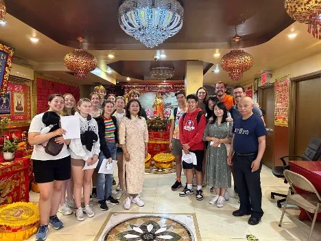Mingping Huang bersama para penganut Mazu