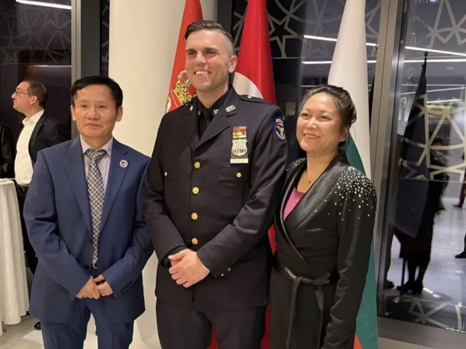 Mingping Huang dengan pejabat tinggi kepolisian Amerika Serikat